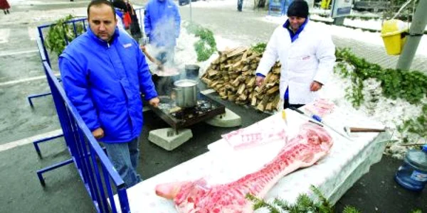Porcul a fost preparat în faţa Primăriei Craiova
