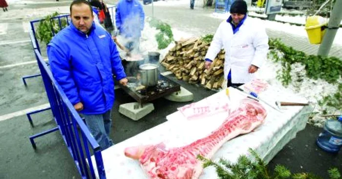 Porcul a fost preparat în faţa Primăriei Craiova