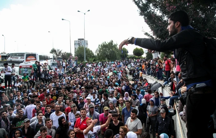 
    Refugiații au plecat pe autostrada TEM spre frontiera bulgarăfoto: Getty  