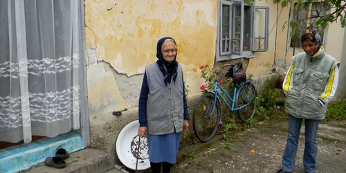 Tanti Ioana alături de nepoata ei, Gabriela