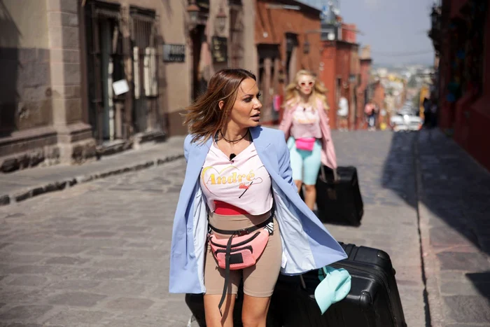 Andreea Antonescu și Andreea Bălan au cărat cinci trolere uriașe