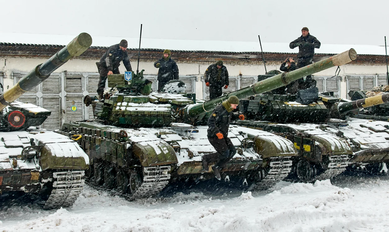 Tanchiştii ucraineni, exerciţii de  apărare la 40 km de graniţa cu Rusia. Foto EPA-EFE