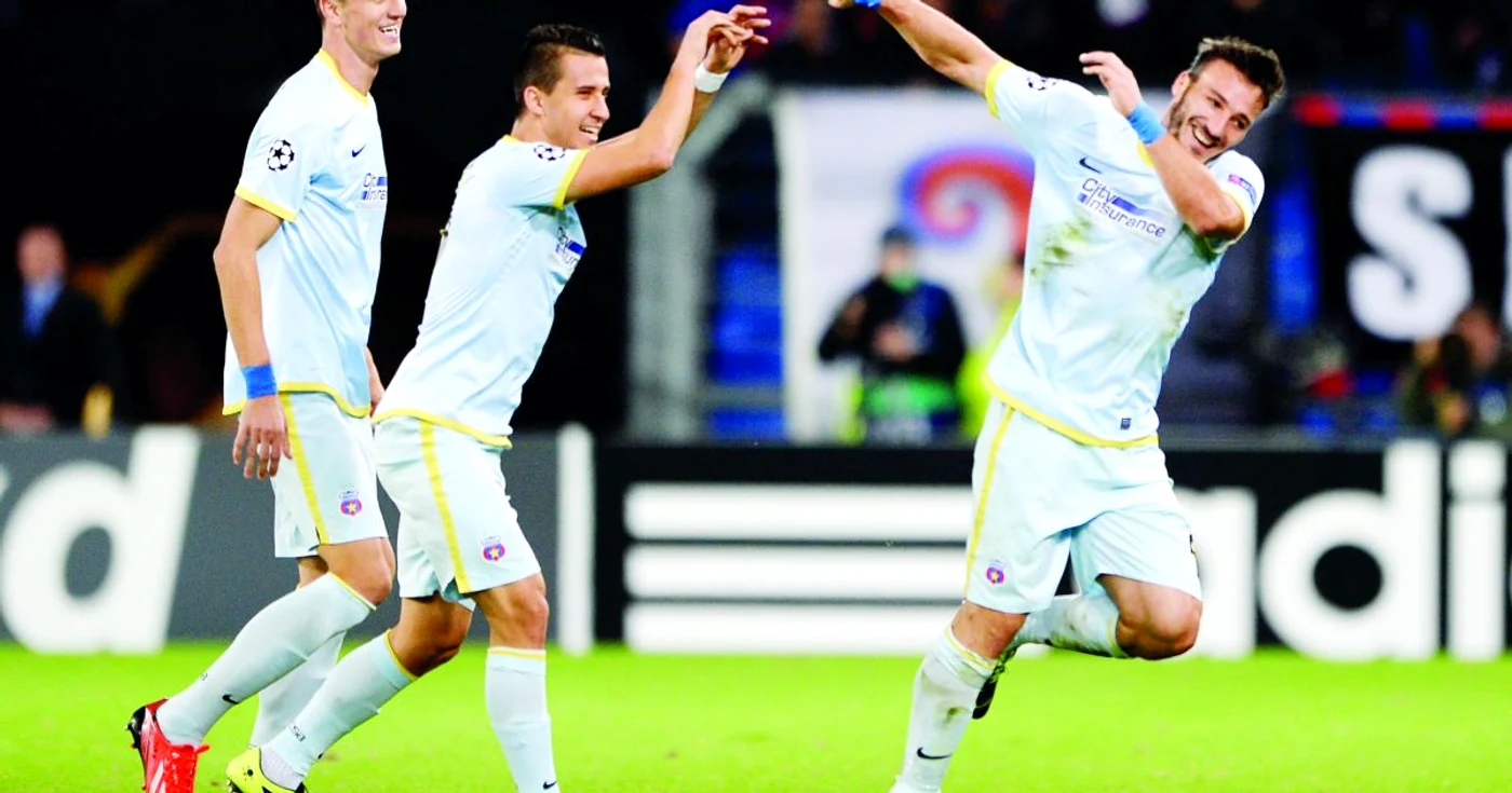 Georgievski (centru) şi Piovaccari (dreapta). FOTO: AFP