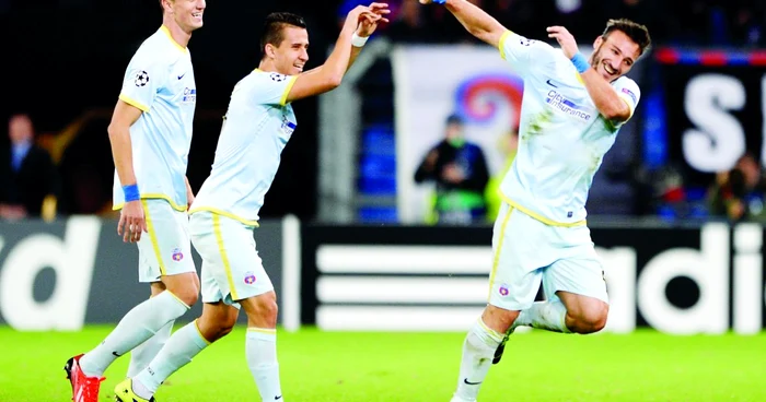 Georgievski (centru) şi Piovaccari (dreapta). FOTO: AFP