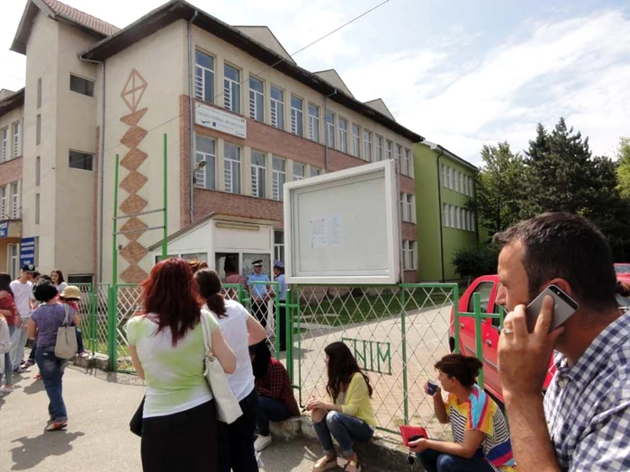 Imagine cu elevi şi părinţi la poarta liceului ”Ion Minulescu” din Slatina (FOTO: Muguerl Manea)