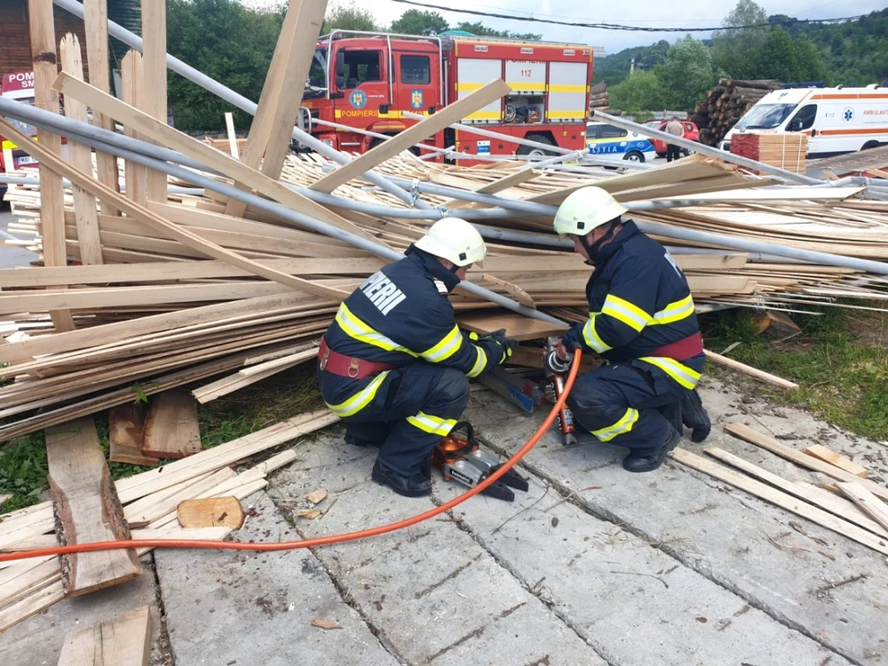O stivă de lemne s-a prăbuşit peste patru persoane în Prahova FOTO ISU
