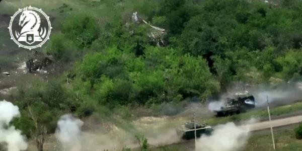 Confruntare de gradul 0 între un M2 Bradley și un vehicul rusesc  Foto Captură video X jpg