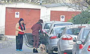 Daniela a ieşit de la  veterinar cu Dani în  lesă şi cu analizele  acestuia la subraţ ( FOTOGRAFII: BRIGADA DIVERSE) jpeg