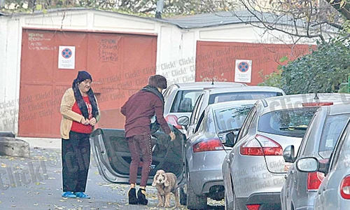 Daniela a ieşit de la  veterinar cu Dani în  lesă şi cu analizele  acestuia la subraţ ( FOTOGRAFII: BRIGADA DIVERSE) jpeg