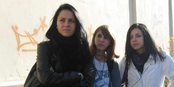 Simona Grecu (stânga) şi colegele ei trebuie să achite câte 70 de lei