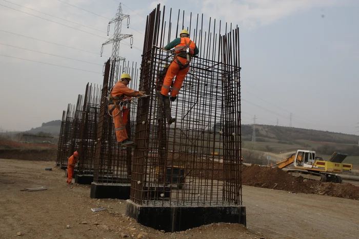 
    Firma de recrutare caută şase muncitori în domeniul construcţiilor metalice (foto: arhivă)  