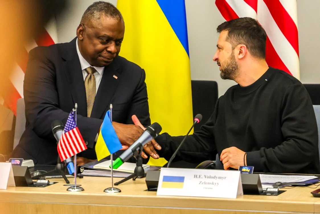 Lloyd Austin dă mâna cu Volodimir Zelenski în cadrul reuniunii de la sediul NATO FOTO EPA-EFE