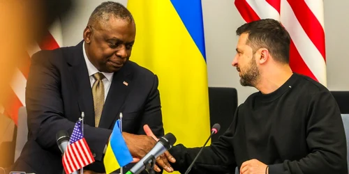 Lloyd Austin si Volodimir Zelenski in cadrul unei reuniuni NATO FOTO EPA EFE jpg