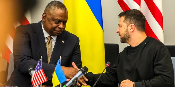 Lloyd Austin si Volodimir Zelenski in cadrul unei reuniuni NATO FOTO EPA EFE jpg