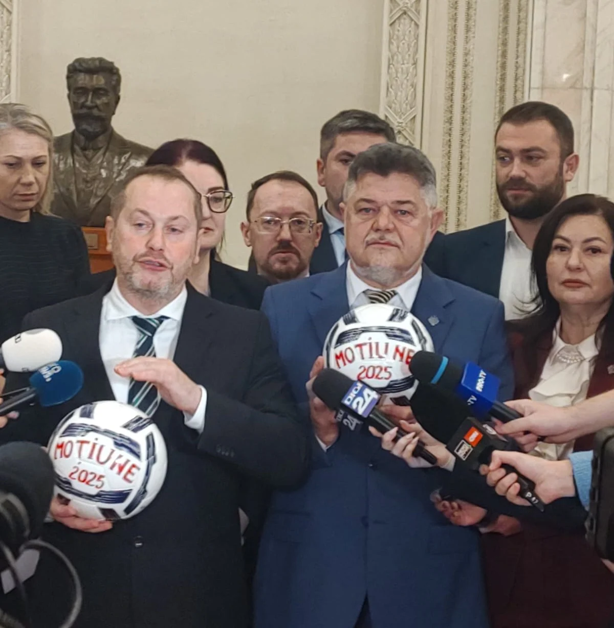 Moţiunea de cenzură împotriva Guvernului Bolojan, prezentată luni în plenul Parlamentului. Votul se va da peste o săptămână