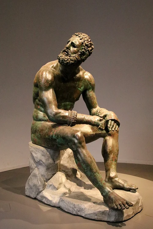 Boxer în repaus. O posibilă statuie a lui Theagenes din Thasos (© Wikimedia Commons)