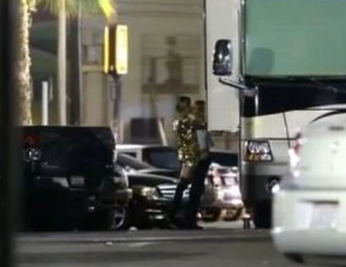 Miley Cyrus (22 de ani) și Stella Maxwell (24 de ani)