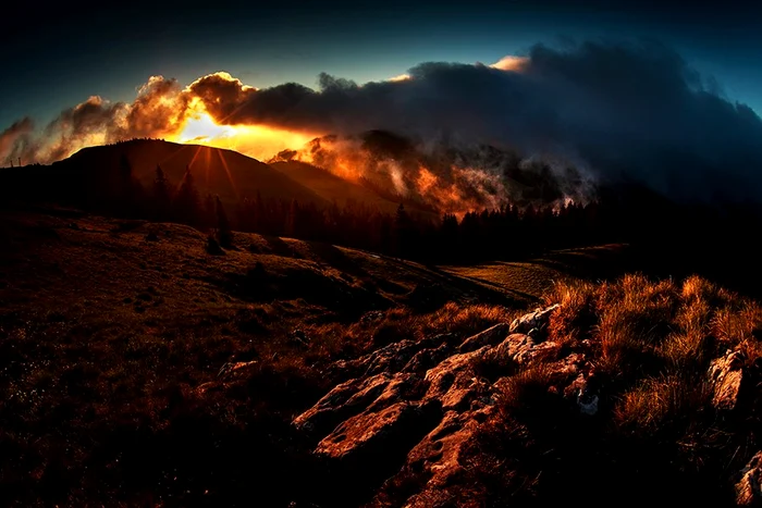 Munţii Rarăului, la răsărit. (Foto: Sorin Onişor)