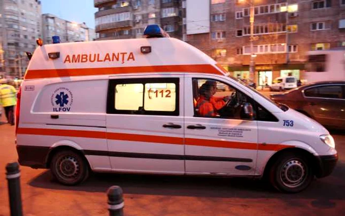 Medicii de pe ambulanta chemată să-i acorde primul-ajutor adolescentului înjunghiat în inimă au încercat în zadar să-l resusciteze    FOTO: Mediafax