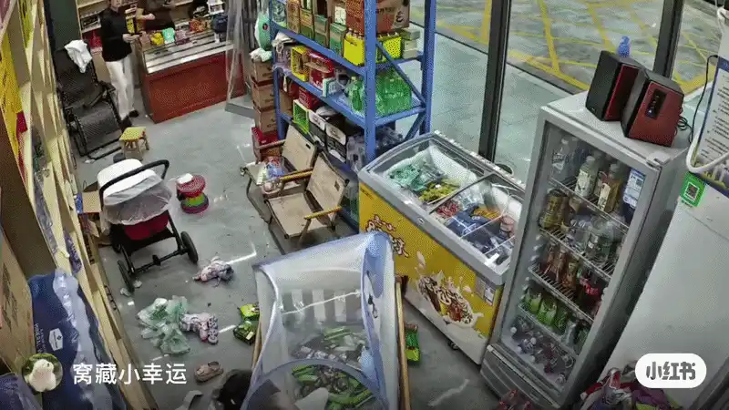 Taifunul Noul a lovit China. Momentul terifiant când un pătuț cu un copil înăuntru e spulberat de vânt pe stradă