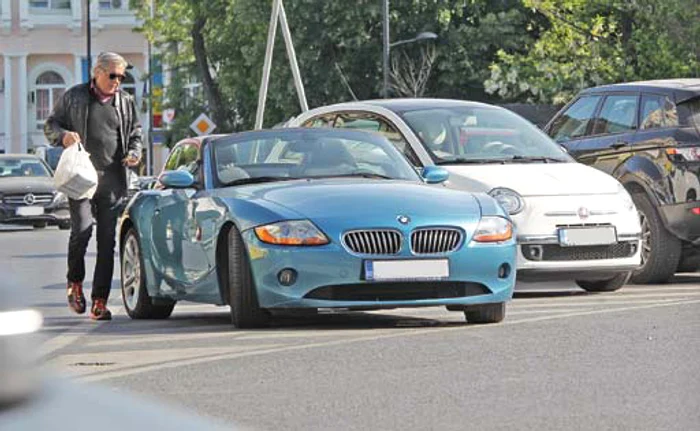 După ce a făcut cumpărături, s-a urcat la volanul maşinii sale, un BMW Z4