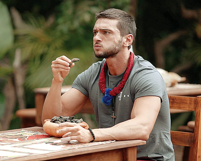 La emisiunea “Sunt celebru, scoate-mă  de aici!” (PRO TV), Dorian Popa s-a  îndopat cu lăcuste, viermi, gândaci