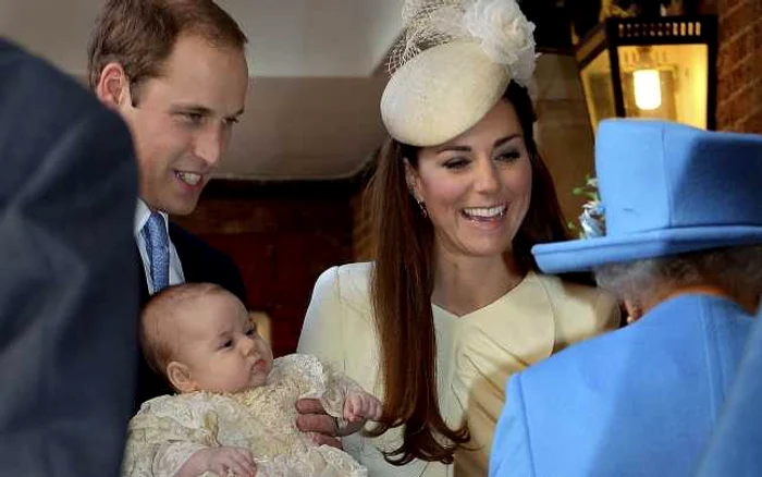 Printul George, în braţele părinţilor la botez FOTO Reuters