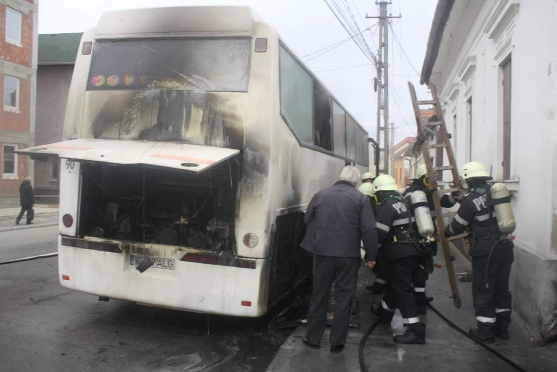 Pompierii au stins focul izbucnit la motorul autobuzului  FOTO Cetăţeanul.ro