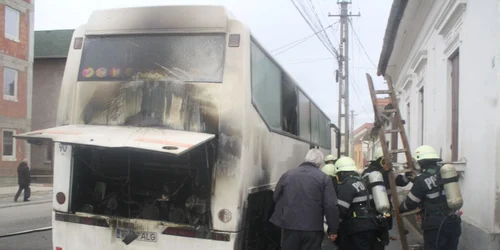 Autobuz în flăcări FOTO Cetăţeanul.ro