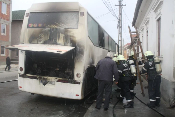 Pompierii au stins focul izbucnit la motorul autobuzului FOTO Cetăţeanul.ro
