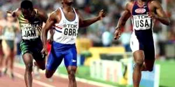 Roger Black (centru) îşi va primi după 13 ani medalia de aur