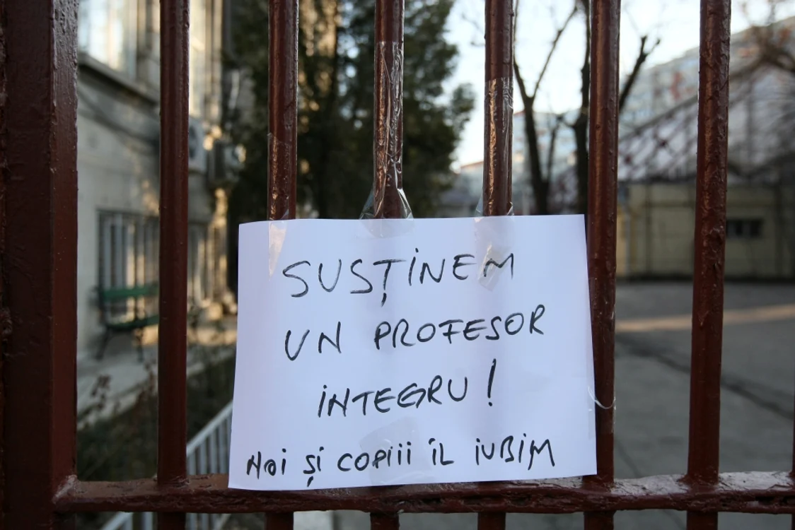 Unul dintre mesajele de pe poarta Liceului