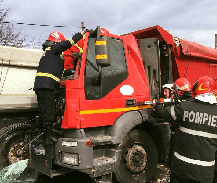 Trafic oprit pe DN 61, în Giurgiu, pentru extragerea și repunerea pe roți a unui TIR răsturnat 