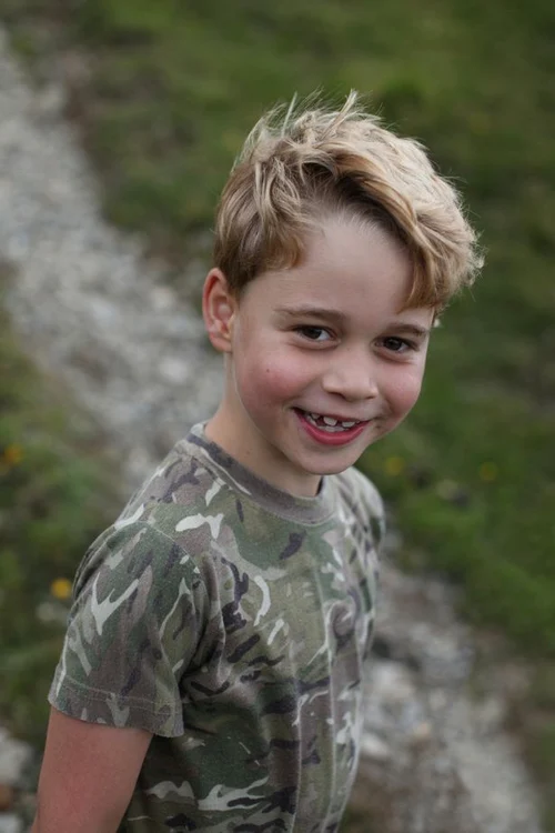 Prinţul George a fost fotografiat de mama lui, conform tradiţiei