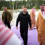 Zelenski în Arabia Saudită, alături de Prințul Saud bin Mishaal bin Abdulaziz Al Saud FOTO AFP