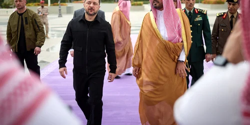 Zelenski în Arabia Saudită, alături de Prințul Saud bin Mishaal bin Abdulaziz Al Saud FOTO AFP