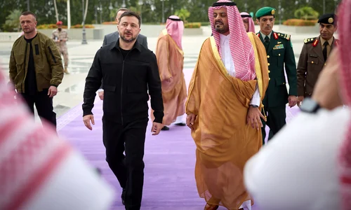 Zelenski în Arabia Saudită, alături de Prințul Saud bin Mishaal bin Abdulaziz Al Saud FOTO AFP