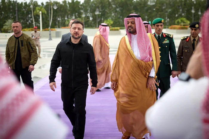 Zelenski în Arabia Saudită, alături de Prințul Saud bin Mishaal bin Abdulaziz Al Saud FOTO AFP