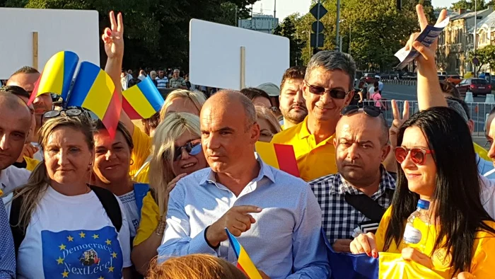 Rareș Bogdan, în mijlocul protestatarilor din Piața Victoriei
