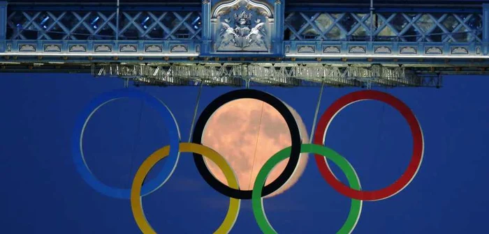 Imagine inedită cu luna plina între cercurile olimpice. FOTO Reuters/LUKE MACGREGOR