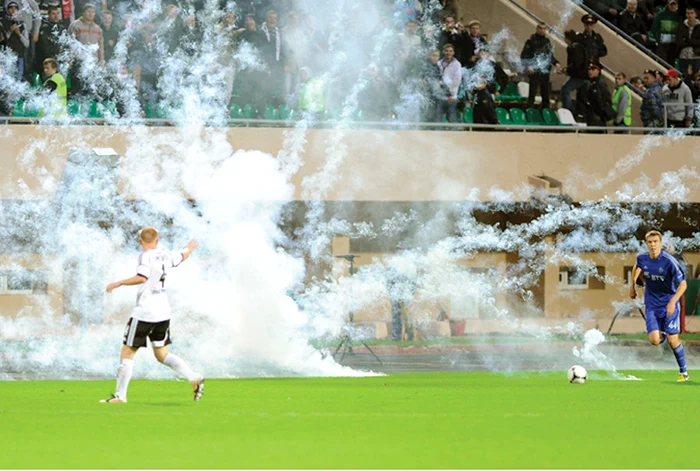 
    Fumul de la  petarde a acoperit  întregul stadion  