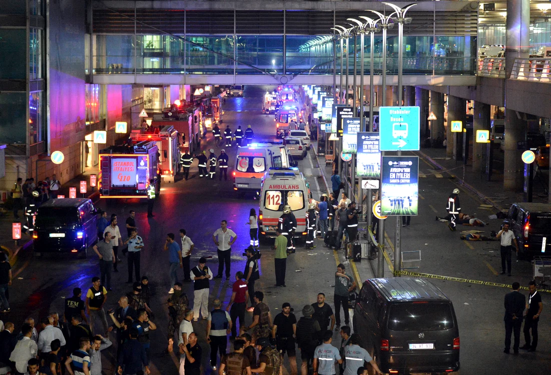 
    Aeroportul ataturk a rămas o ruină după atentatFoto AP  