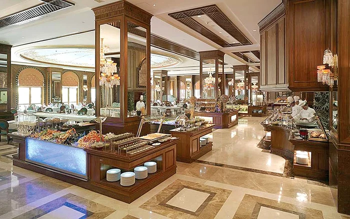 Restaurantul este imens şi  oferă preparate pe toate gusturile