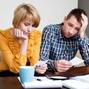 Cuplu - datorii - facturi - plata - calcule - FOTO 123 RF 