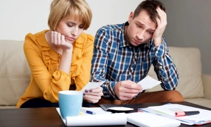 Cuplu - datorii - facturi - plata - calcule - FOTO 123 RF 