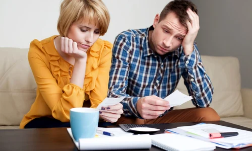 Cuplu - datorii - facturi - plata - calcule - FOTO 123 RF 