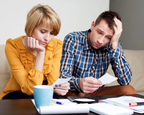 Cuplu - datorii - facturi - plata - calcule - FOTO 123 RF 