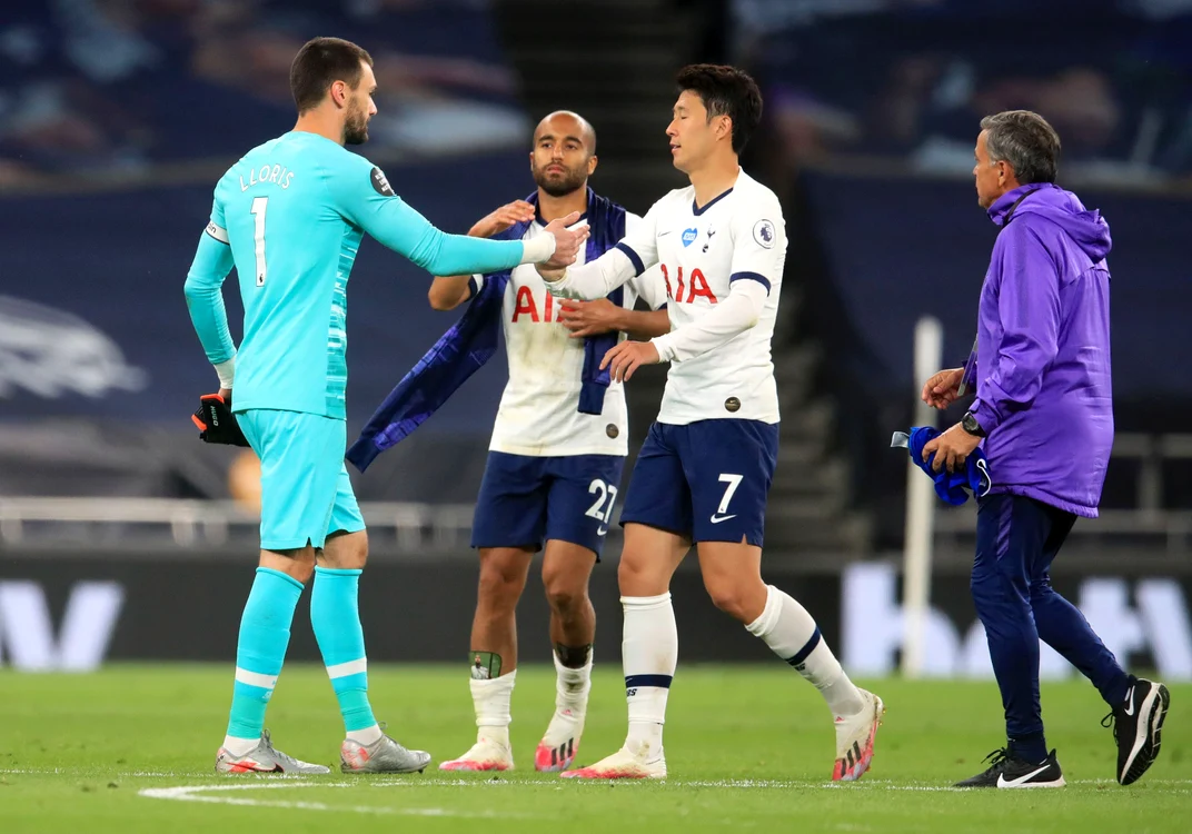 
    La finalul partidei, Hugo Lloris a dat mâna cu Son Heung-minFoto: Guliver / GettyImages  