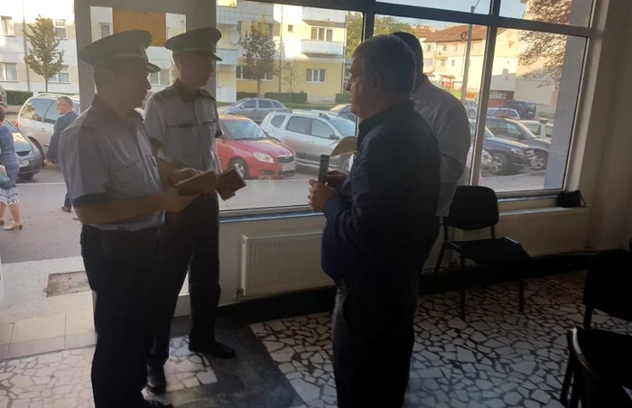 Poliţiştii legitimând primarii intraţi în dizgraţia conducerii PNL Vaslui