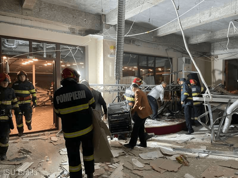 Tavanul unui restaurant din Brăila, în care se aflau 60 de persoane, s-a prăbuşit